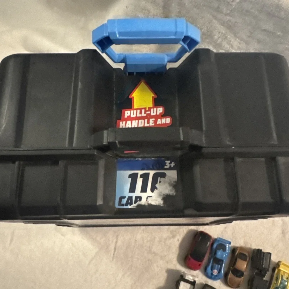 Big HOT WHEELS Lot Rolling 110 Car Carry Case With Mix Of 30 Vehicles